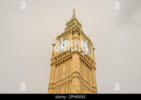 Une vue à angle bas de l'emblématique tour d'horloge Big Ben à Londres, en Angleterre Banque D'Images