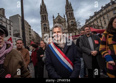 Paris, France, 28 mars 2023. Fabien Roussel lors d'une manifestation après que le gouvernement ait poussé une réforme des retraites par le Parlement sans vote, en utilisant l'article 49,3 de la Constitution, à Paris sur 28 mars 2023. La France doit faire face à un autre jour de grèves et de manifestations près de deux semaines après que le président ait contourné le Parlement pour adopter une réforme des retraites qui sème la tourmente dans le pays, et les syndicats n'ont pas laissé tomber les manifestations de masse pour amener le gouvernement à reculer. Le jour de l'action est la dixième mobilisation de ce type depuis le début des manifestations à la mi-janvier contre la loi, qui comprend le ra Banque D'Images