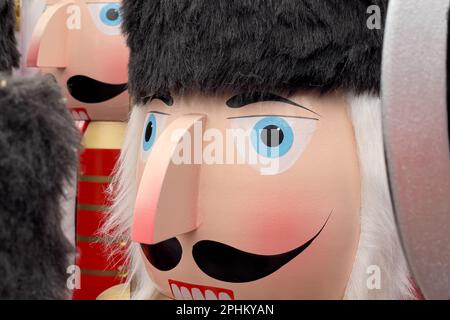 Figurines de casse-noisette géantes en manteaux rouges pour soldats perlés pour noël Banque D'Images Figurines de casse-noisette géantes en manteaux rouges pour soldats perlés pour noël Banque D'Images