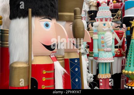 Figurines de casse-noisette géantes en manteaux rouges pour soldats perlés pour noël Banque D'Images Figurines de casse-noisette géantes en manteaux rouges pour soldats perlés pour noël Banque D'Images