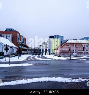 Sandnes, Norvège, 11 mars 2023, développement moderne Centre-ville Appartements Sandnes zone résidentielle avec neige au sol et pas de personnes ou de voitures Banque D'Images