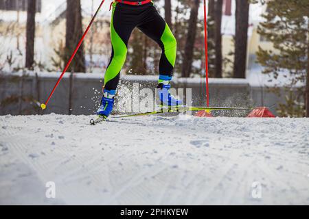 Skieur mâle en montée en ski de fond, ski de course Fischer, chaussures de ski de Spine, sports olympiques d'hiver Banque D'Images