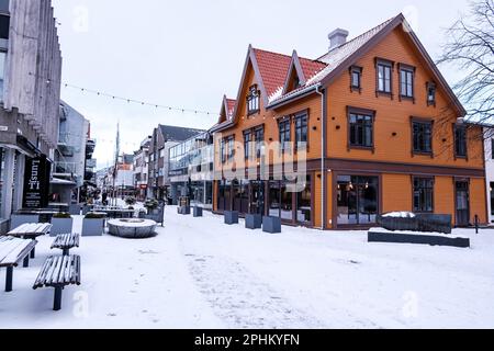 Sandnes, Norvège, 11 mars 2023, Centre-ville de Sandnes High Street zone commerçante enneigée zone piétonne sans personne Banque D'Images