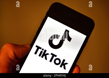 Le logo de l'application mobile TikTok de la société ByteDance est visible sur l'écran d'un smartphone. (CTK photo/Petr Svancara) Banque D'Images