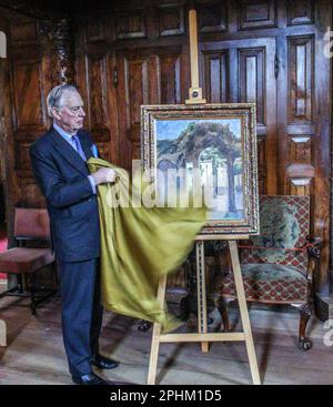 Kent, Edenbridge, 29 mars 2023 Dating from the 1930 the Oil painting, View through an Arch at Hever dépeint le jardin italien au château de Hever à l'époque où il était détenu par les amis proches de Churchill, John Jacob Astor V et Lady Violet Astor. La peinture a été récemment achetée par Hever Castle de Christies et a été dévoilée par Lord Astor dans la salle intérieure.Paul Quezada-Neiman/Alay Live News crédit: Paul Quezada-Neiman/Alay Live News Banque D'Images