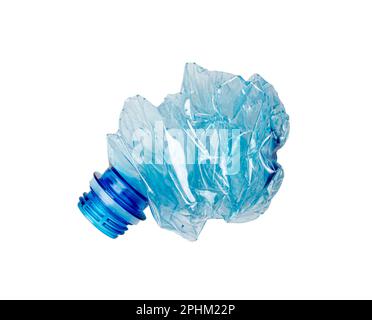 Flacon en plastique bleu vide isolé, flacon en plastique froissé, concept de pollution globale, bouteilles d'eau écrasée en PET sur fond blanc Banque D'Images