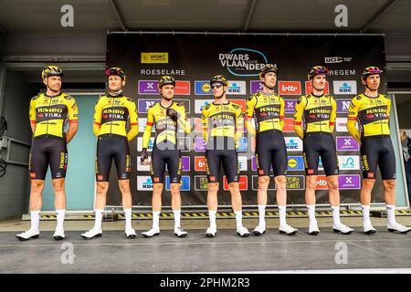 Roeselare, Belgique. 29th mars 2023. Jumbo-Visma pilotes photographiés au début de la course d'élite masculine de la course cycliste « DWars Door Vlaanderen », 183, à 7 km de Roeselare à Waregem, mercredi 29 mars 2023. BELGA PHOTO DAVID PINTENS crédit: Belga News Agency/Alay Live News Banque D'Images