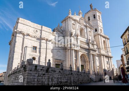 Valladolid, Espagne - 12 novembre 2022 : vue panoramique sur la cathédrale de Valladolid. Construit dans un style Renaissance au 16th siècle. Banque D'Images