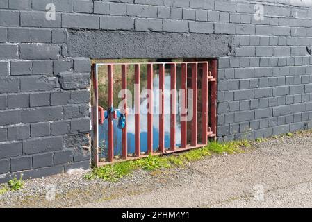 Porte permettant l'accès à l'eau pour les pompiers sur un pont au-dessus du canal de la branche de Digbeth dans la rue Fazeley, Birmingham Banque D'Images