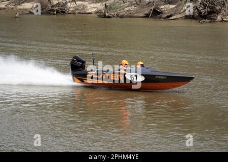 Echuca Victoria Australie 26 mars 2023 Slayer 67 participant à la course de ski nautique Southern 80 sur la Murray River Banque D'Images