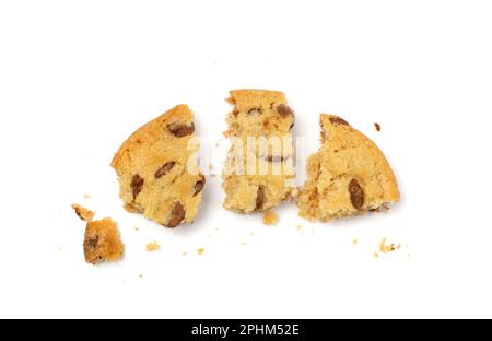 Simple biscuit émietté isolé. Biscuits sablés au sucre de flocons d'avoine, biscuits aux pépites de chocolat. Vue du dessus du biscuit rond cassé Banque D'Images