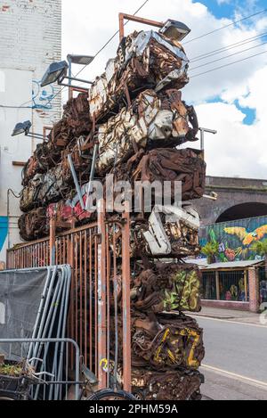 Des voitures écrasées avaient l'habitude de former un mur à Digbeth à Birmingham Banque D'Images