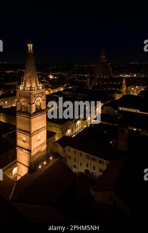 Vue aérienne de l'ancienne église médiévale de Santa Maria del Carmine la nuit. Pavie, Lombardie, Italie, Europe. Banque D'Images