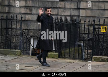 Humza Yousaf arrivant à Bute House, Édimbourg, avant sa première réunion de cabinet en tant que premier ministre écossais nouvellement élu. Date de la photo: Mercredi 29 mars 2023. Banque D'Images