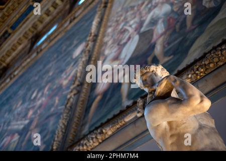 Le "Genius de la victoire" de Michel-Ange dans le Salone del Cinquecento dans le Palazzo Vecchio à Florence Banque D'Images