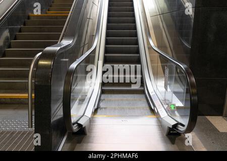 Escalier abstrait, escalier en mouvement, ascenseur de métro vide, escalier électrique, escalier en mouvement, Facteur d'escalade vers le succès, concept futur Banque D'Images