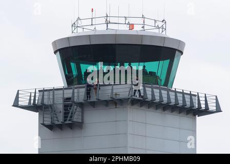 Aéroport de Londres Southend, Southend on Sea, Essex, Royaume-Uni. 29th mars 2023. Un vol easyJet au départ de Malaga, en Espagne, est le premier service régulier de passagers à utiliser l'aéroport depuis octobre 2022, l'aéroport d'Essex ayant du mal à reprendre des services réguliers à la suite de la pandémie de COVID. L'opérateur Esken est actuellement à la recherche d'un acheteur pour l'aéroport assiégé. EasyJet ajoutera des services à Faro, Palma de Majorque et Amsterdam à ses horaires d'été. Arrivé de Malaga, le vol aller-retour était complet. Le personnel de la tour de contrôle a regardé Banque D'Images