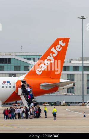 Aéroport de Londres Southend, Southend on Sea, Essex, Royaume-Uni. 29th mars 2023. Un vol easyJet au départ de Malaga, en Espagne, est le premier service régulier de passagers à utiliser l'aéroport depuis octobre 2022, l'aéroport d'Essex ayant du mal à reprendre des services réguliers à la suite de la pandémie de COVID. L'opérateur Esken est actuellement à la recherche d'un acheteur pour l'aéroport assiégé. EasyJet ajoutera des services à Faro, Palma de Majorque et Amsterdam à ses horaires d'été. Arrivé de Malaga, le vol aller-retour était complet. Passagers à bord de l'Airbus A320 OE-IJO Banque D'Images