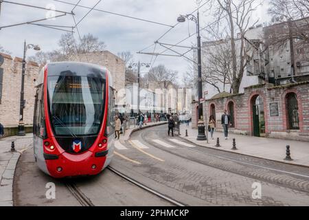 Vue générale d'un tramway rouge de la ligne de métro dans le centre-ville d'Istanbul en Turquie le 5th avril 2023. Credit: SMP News / Alamy Live News Banque D'Images