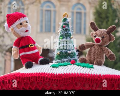 Les décorations tricotées kitsch sont devenues une tradition locale pittoresque sur une boîte postale à la place du marché, le centre-ville d'Abingdon, en Angleterre. Voici le mignon Banque D'Images