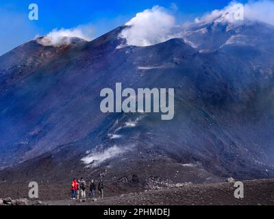 Le majestueux Mont Etna domine le paysage nord-est de la Sicile, entre Messine et Catane ce légendaire stratovolcan 3 300m est très actif, o Banque D'Images