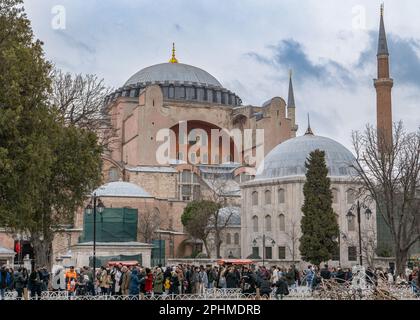 La basilique Sainte-Sophie, officiellement la grande mosquée Sainte-Sophie, dans le centre-ville d'Istanbul en Turquie le 5th avril 2023. Credit: SMP News / Alamy Live ne Banque D'Images