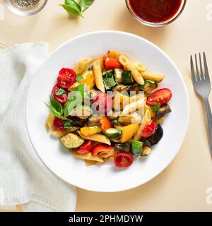 Salade de pâtes Ratatouille sur une assiette sur fond clair.Vue de dessus, plan d'appartement Banque D'Images