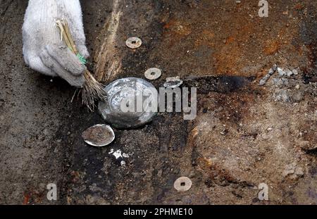 (230329) -- SHANGQIU, 29 mars 2023 (Xinhua) -- un archéologue travaille dans une tombe de la dynastie Tang (618-907) découverte sur le site Songguogucheng, ou dans les anciennes ruines capitales de l'État du chant dans la période du printemps et de l'automne (770-476 av. J.-C.), à Shangqiu, dans la province de Henan, au centre de la Chine, à 25 mars 2023. Les archéologues de la province de Henan, dans le centre de la Chine, ont découvert six tombeaux datant de la dynastie Tang (618-907) entre deux anciens murs de la ville enterrés à différentes profondeurs, en éclairant des études de sites anciens avec plusieurs couches culturelles dans le bassin de la rivière jaune. POUR ALLER AVEC 'Tang Dynasty à Banque D'Images