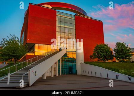 Vue au coucher du soleil sur le musée d'art ARoS Aarhus au Danemark. Banque D'Images