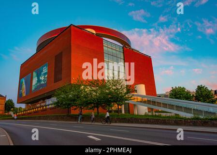 Vue au coucher du soleil sur le musée d'art ARoS Aarhus au Danemark. Banque D'Images