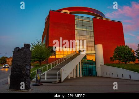 Vue au coucher du soleil sur le musée d'art ARoS Aarhus au Danemark. Banque D'Images