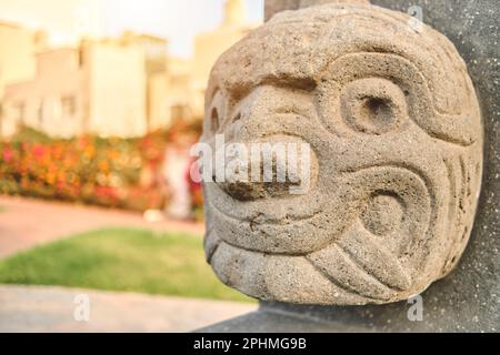 Chavin de Huantar, Pérou. montre la tête clouée, représentation sculptée dans la pierre, pré culture incan Banque D'Images