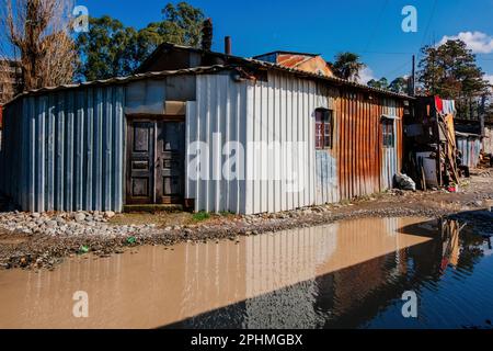 Vieilles maisons en chichabes dans le quartier des bidonvilles. Banque D'Images