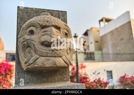 Chavin de Huantar, Pérou. montre la tête clouée, représentation sculptée dans la pierre, pré culture incan Banque D'Images