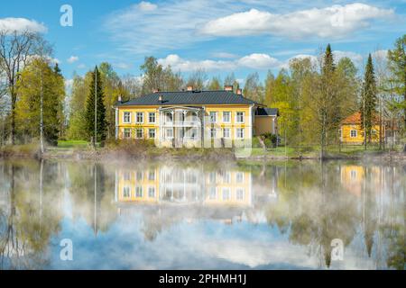 Kouvola, Finlande - 16 mai 2019: Beau manoir en bois Rabbelugn - Takamaan Kartano dans le brouillard. Banque D'Images