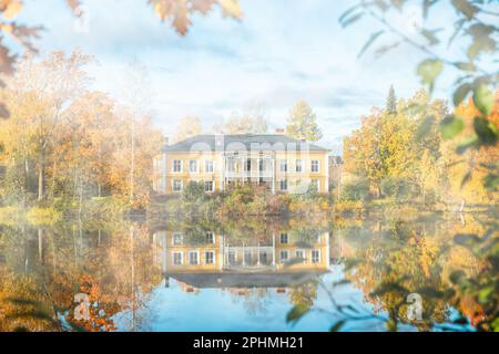 Kouvola, Finlande - 16 mai 2019: Beau manoir en bois Rabbelugn - Takamaan Kartano dans le brouillard. Banque D'Images