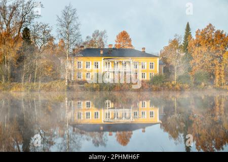 Kouvola, Finlande - 16 mai 2019: Beau manoir en bois Rabbelugn - Takamaan Kartano dans le brouillard. Banque D'Images