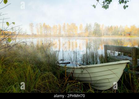 Magnifique paysage matinal d'automne avec vieux bateau à rames et les eaux de la rivière Kymijoki dans le brouillard. Finlande, Kymenlaakso, Kouvola Banque D'Images