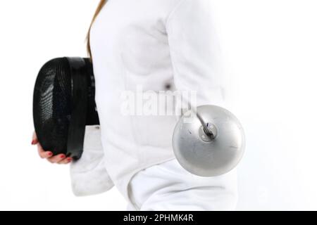 Gros plan d'une épée dans les mains d'un tireur féminin sur fond blanc Banque D'Images