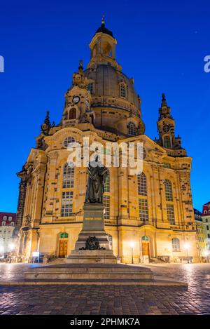 Vue au lever du soleil sur une statue de Martin Luther sur la place Neumarkt à Dresde, en Allemagne. Banque D'Images