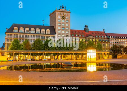 Vue au lever du soleil sur le paysage urbain d'Augustusplatz à Leipzig, en Allemagne. Banque D'Images