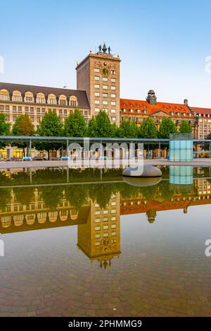 Vue au lever du soleil sur le paysage urbain d'Augustusplatz à Leipzig, en Allemagne. Banque D'Images