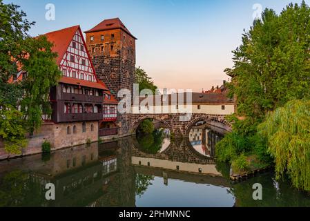 Vue au coucher du soleil sur le bâtiment Weinstadel, le château d'eau, le pont Hencurbrücke et la tour Henkerturm à Nuremberg, en Allemagne. Banque D'Images