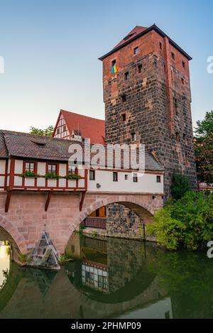 Vue au coucher du soleil sur le bâtiment Weinstadel, le château d'eau, le pont Hencurbrücke et la tour Henkerturm à Nuremberg, en Allemagne. Banque D'Images