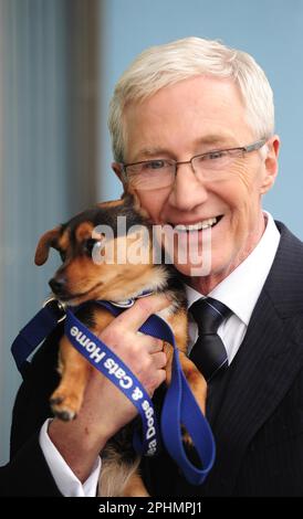 Photo de Simon Wilkinson/SWpix.com - 17/03/2015 - Battersea Dog ( Dogs ) and Cats Home - visite de sa Majesté la Reine et de son Altesse Royale le prince Philip Duke d'Édimbourg photo de copyright - Simon Wilkinson - simon@swpix.com Paul O'Grady Banque D'Images