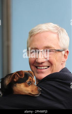 Photo de Simon Wilkinson/SWpix.com - 17/03/2015 - Battersea Dog ( Dogs ) and Cats Home - visite de sa Majesté la Reine et de son Altesse Royale le prince Philip Duke d'Édimbourg photo de copyright - Simon Wilkinson - simon@swpix.com Paul O'Grady Banque D'Images