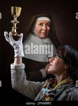 La responsable des collections spéciales, le Dr Hannah Thomas, tient le calice de 1630s avec des représentations des stations de la Croix exposées au couvent du Bar à York, le plus ancien couvent vivant du Royaume-Uni, dans le cadre d'une exposition pour Pâques. Date de la photo: Mercredi 29 mars 2023. Banque D'Images