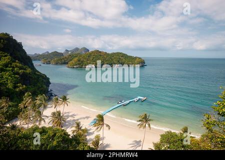 Plage de sable idyllique avec palmiers. Groupe de belles îles tropicales en mer. Parc marin national ANG Thong près de Koh Samui en Thaïlande. Banque D'Images