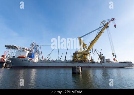 Gdansk, Pologne. 21 mars 2023. Chantier naval de Remontowa à Gdansk. Le navire de grue d'installation offshore les Alizes, propriété du Groupe belge Jan de Nul, est capa Banque D'Images