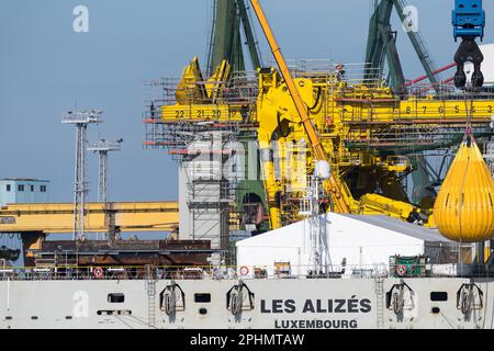 Gdansk, Pologne. 21 mars 2023. Chantier naval de Remontowa à Gdansk. Le navire de grue d'installation offshore les Alizes, propriété du Groupe belge Jan de Nul, est capa Banque D'Images